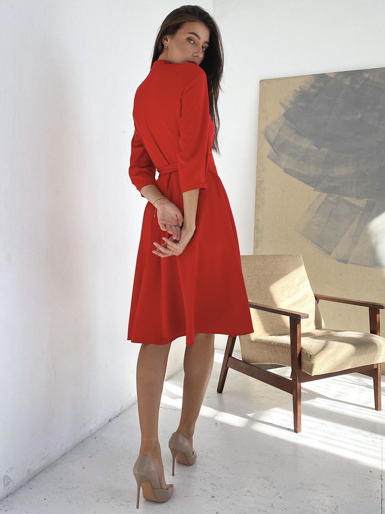Платье с расклешенной юбкой и оригинальным поясом красного цвета