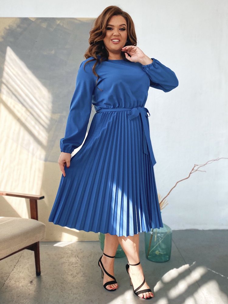 Батальное платье с юбкой плиссе синего цвета