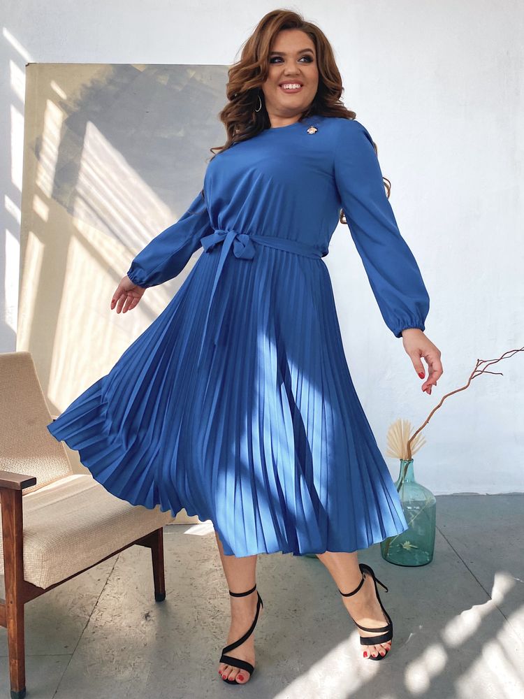 Батальне плаття зі спідницею плісе синього кольору