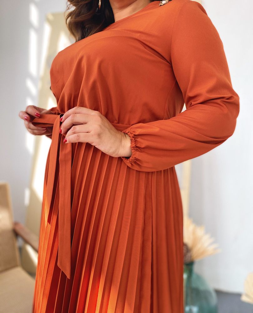 Батальное платье с юбкой плиссе терракотового цвета