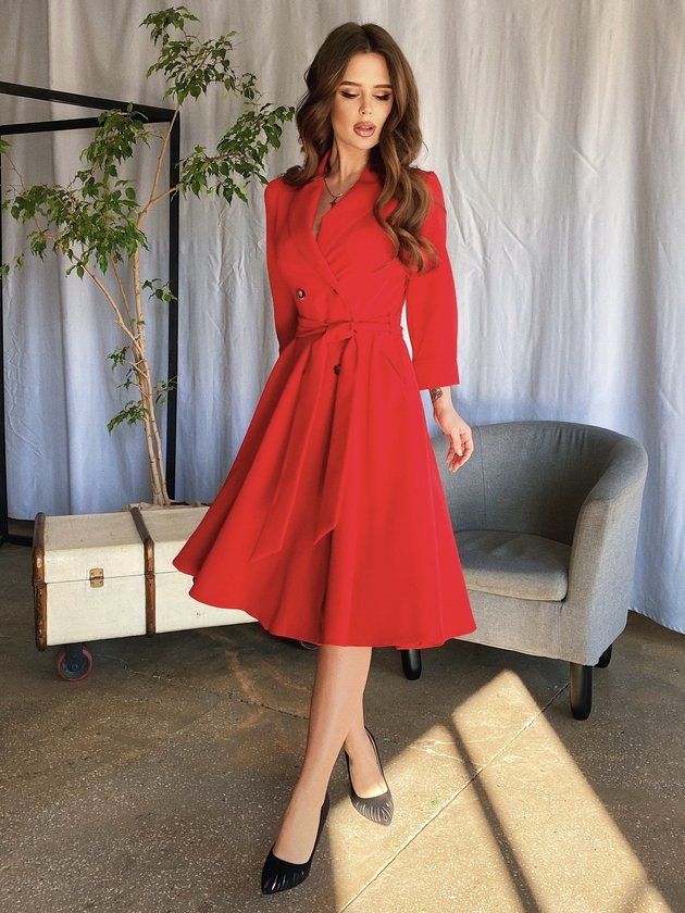 Расклешенное двубортное платье красного цвета