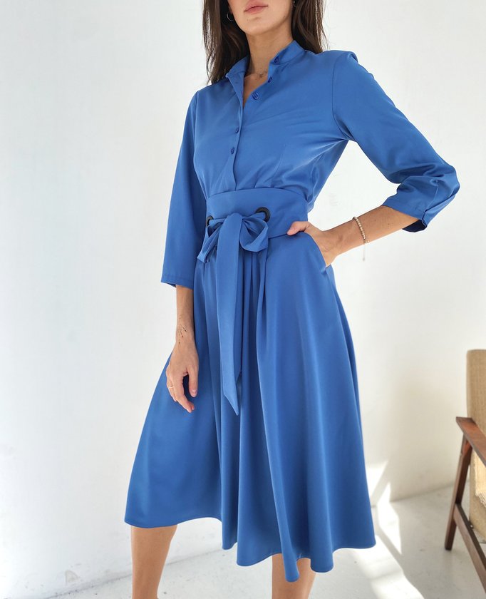 Платье с расклешенной юбкой и оригинальным поясом голубого цвета