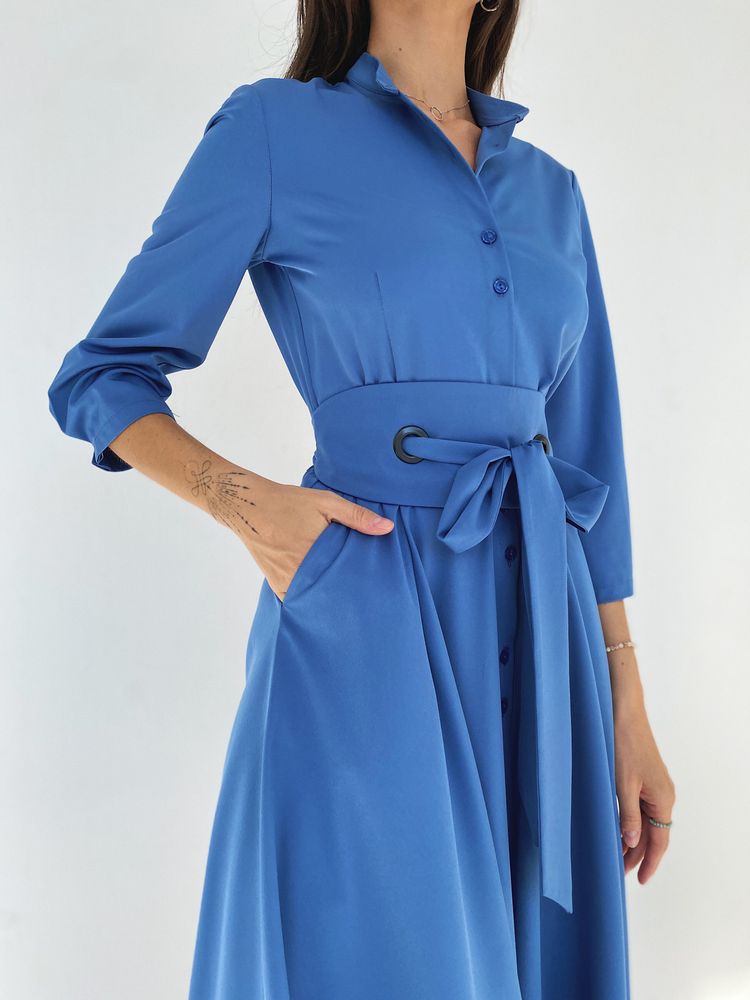 Платье с расклешенной юбкой и оригинальным поясом голубого цвета