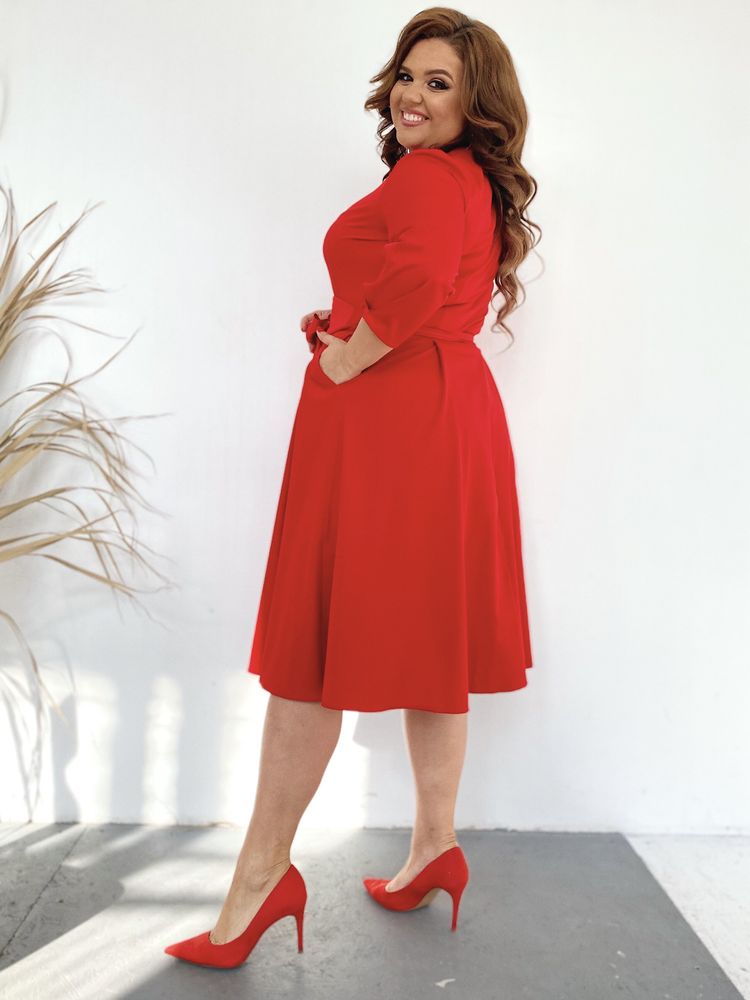 Платье батал с расклешенной юбкой и оригинальным поясом красного цвета