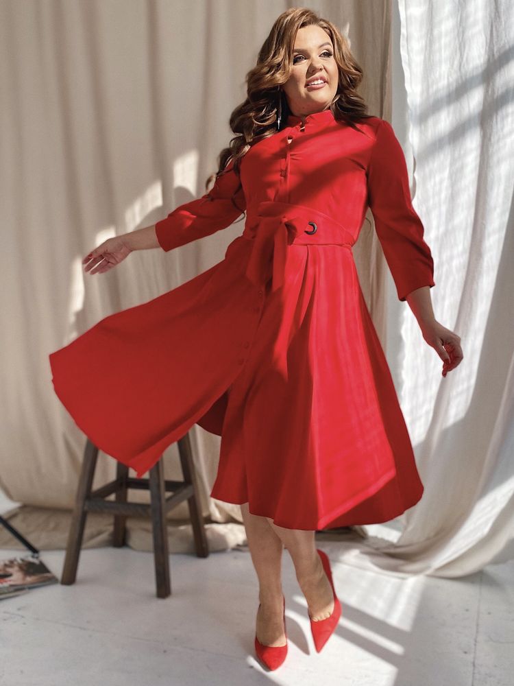 Платье батал с расклешенной юбкой и оригинальным поясом красного цвета