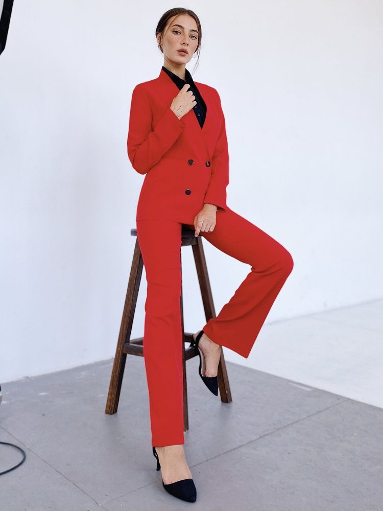 Красный брючный костюм с двубортным пиджаком