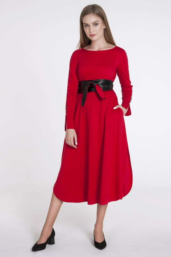 Красное платье А-силуэта с поясом