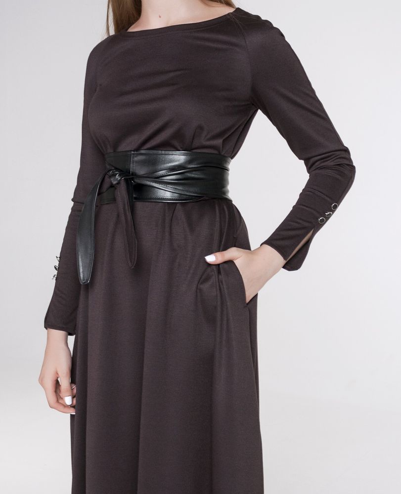 Темно-коричневое платье А-силуэта с поясом